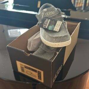 Men’s Hey Dude Wally light loafers size 10 NWT